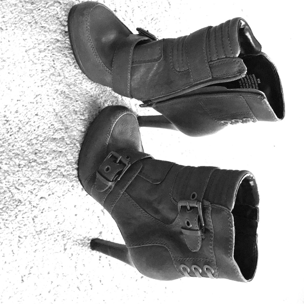 Size 6 M Nine West gray boots.